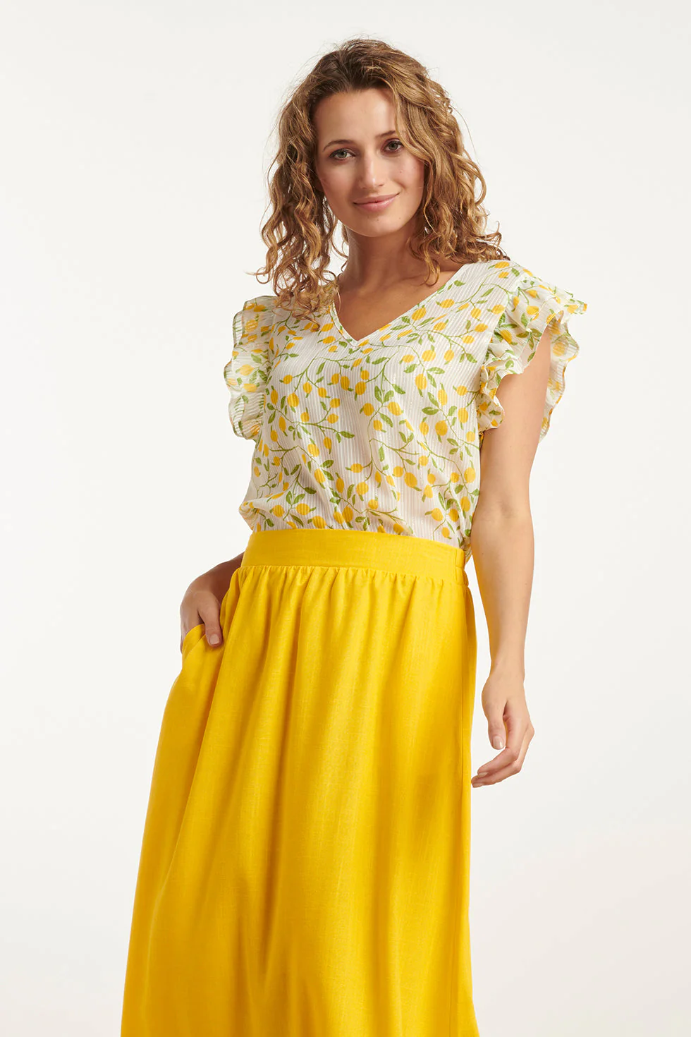 25012 Chiffon Top Met Frilly Mouwencitroenprint | White - Muticolour