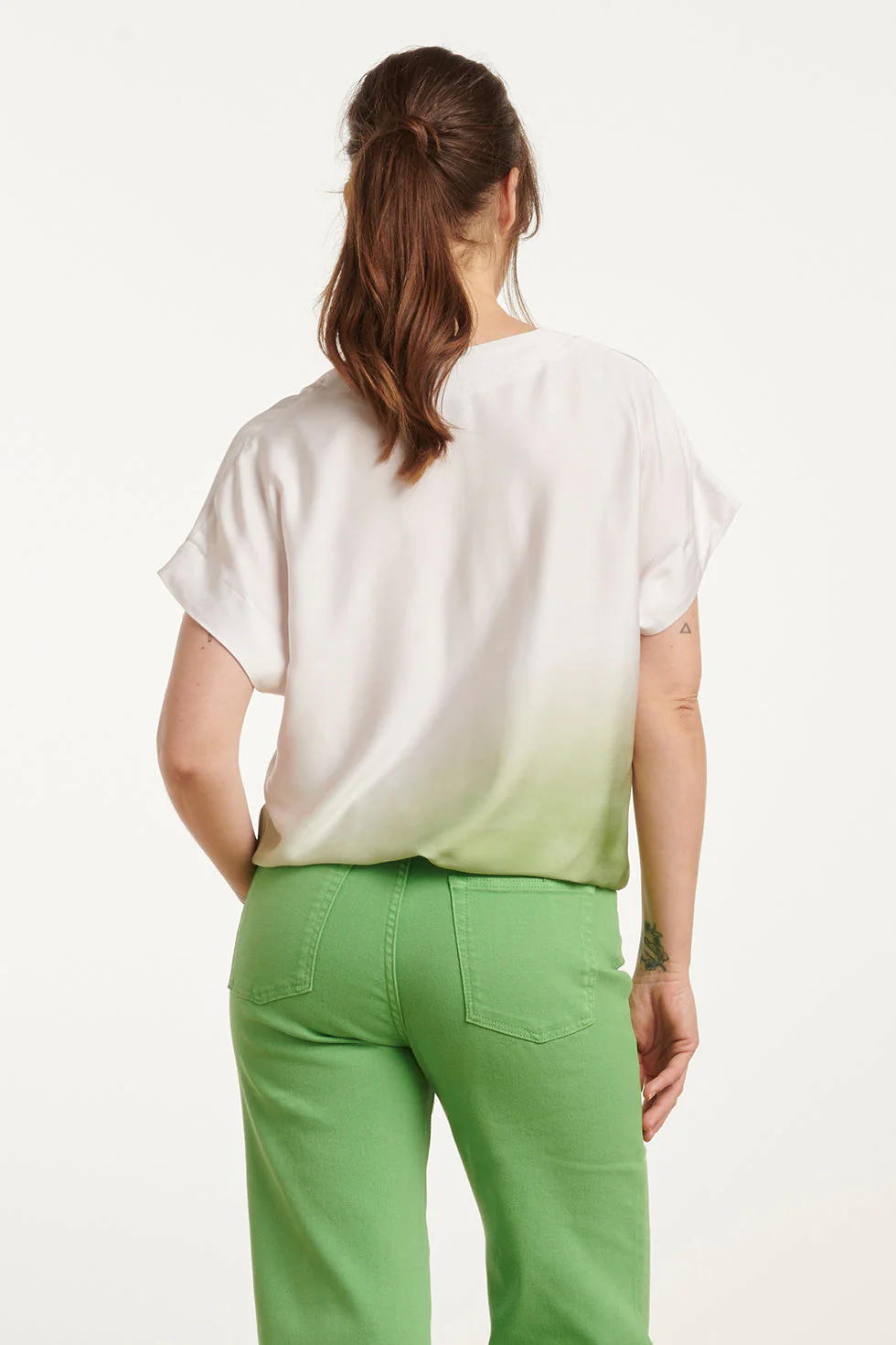 25023 Loose Fit V-Paneel Top Met  Ombre Print | Off White - Light Green - Image 6