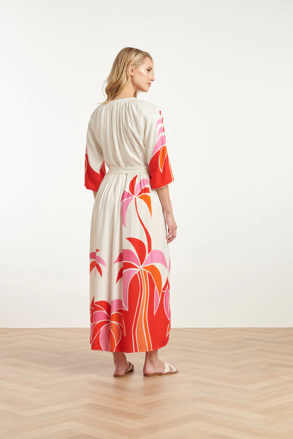 25058 Off White Flowy Maxi Jurk Met Helder Palm Print | Red - Muticolour - Image 6