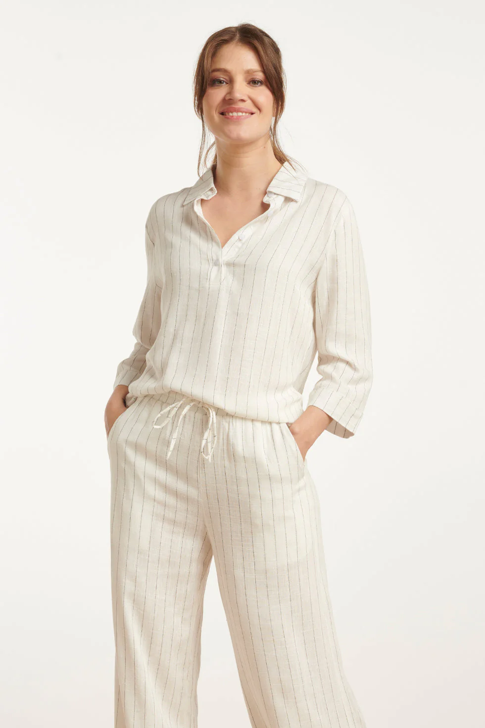 25129 Te Pinstripe Linnen Top Met V-Hals | White - Black