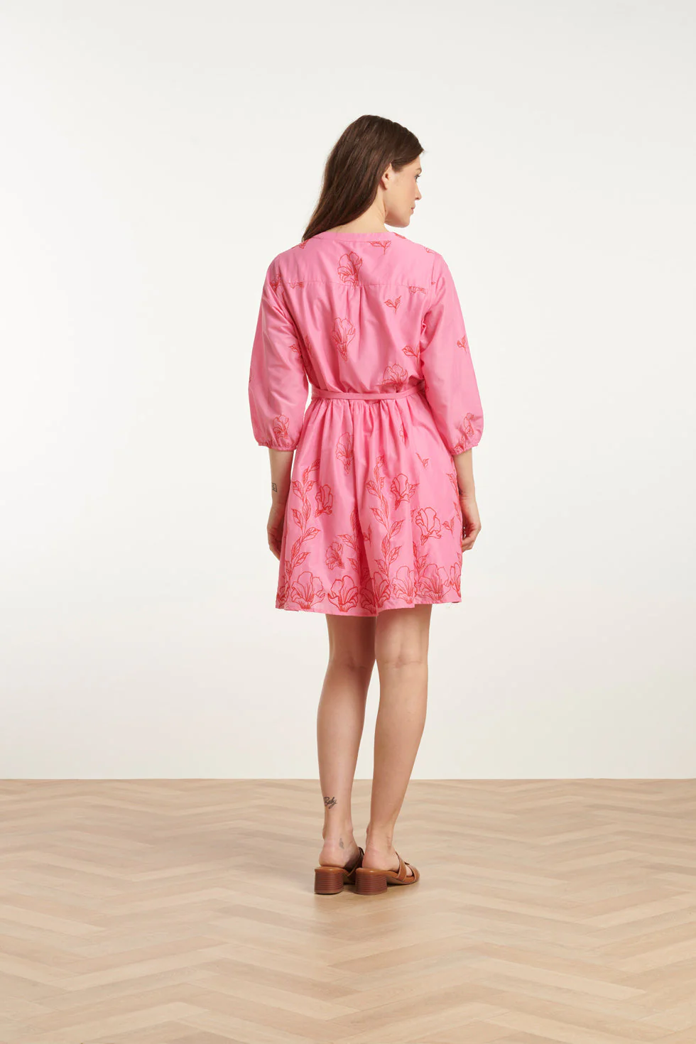 25263  Bloemen Geborduurde Korte Jurk Met V-Hals | Pink - Red - Image 5
