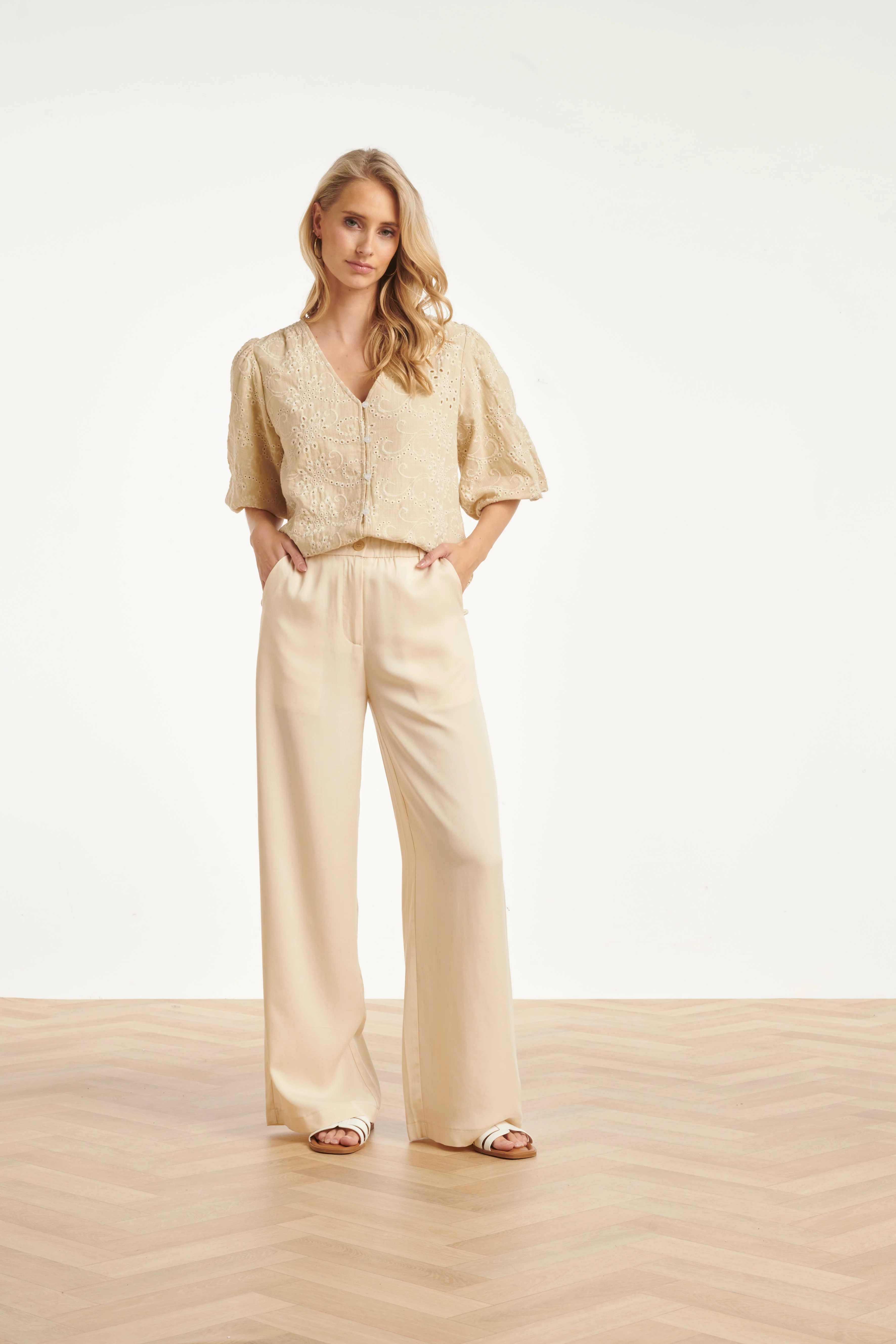 Beige Broderie Top Met Knoopsluiting | Sand