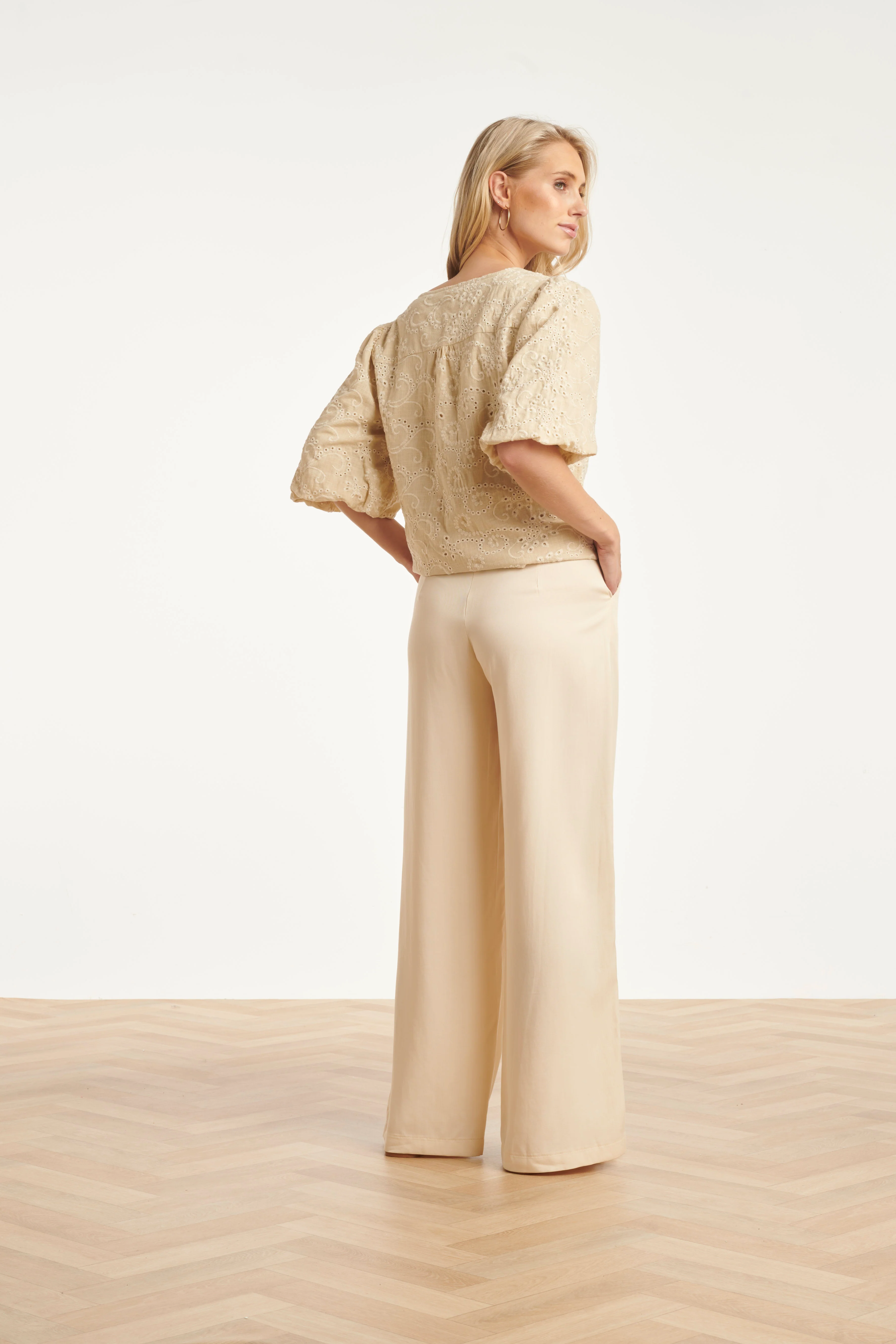Beige Broderie Top Met Knoopsluiting | Sand - Image 9