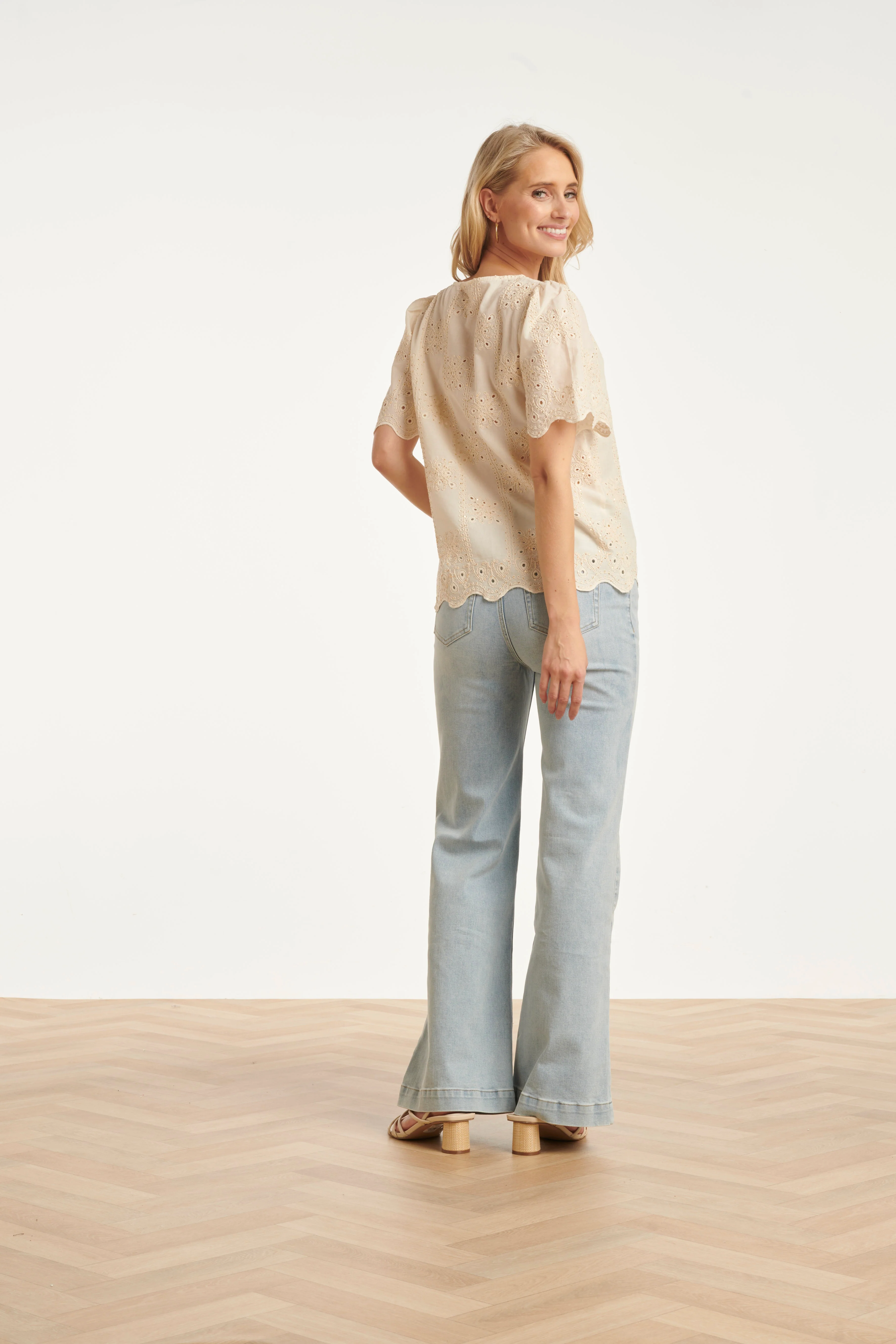 Crème Broderie Top Met Korte Mouwen En Scallop Zoom | Off White - Image 10