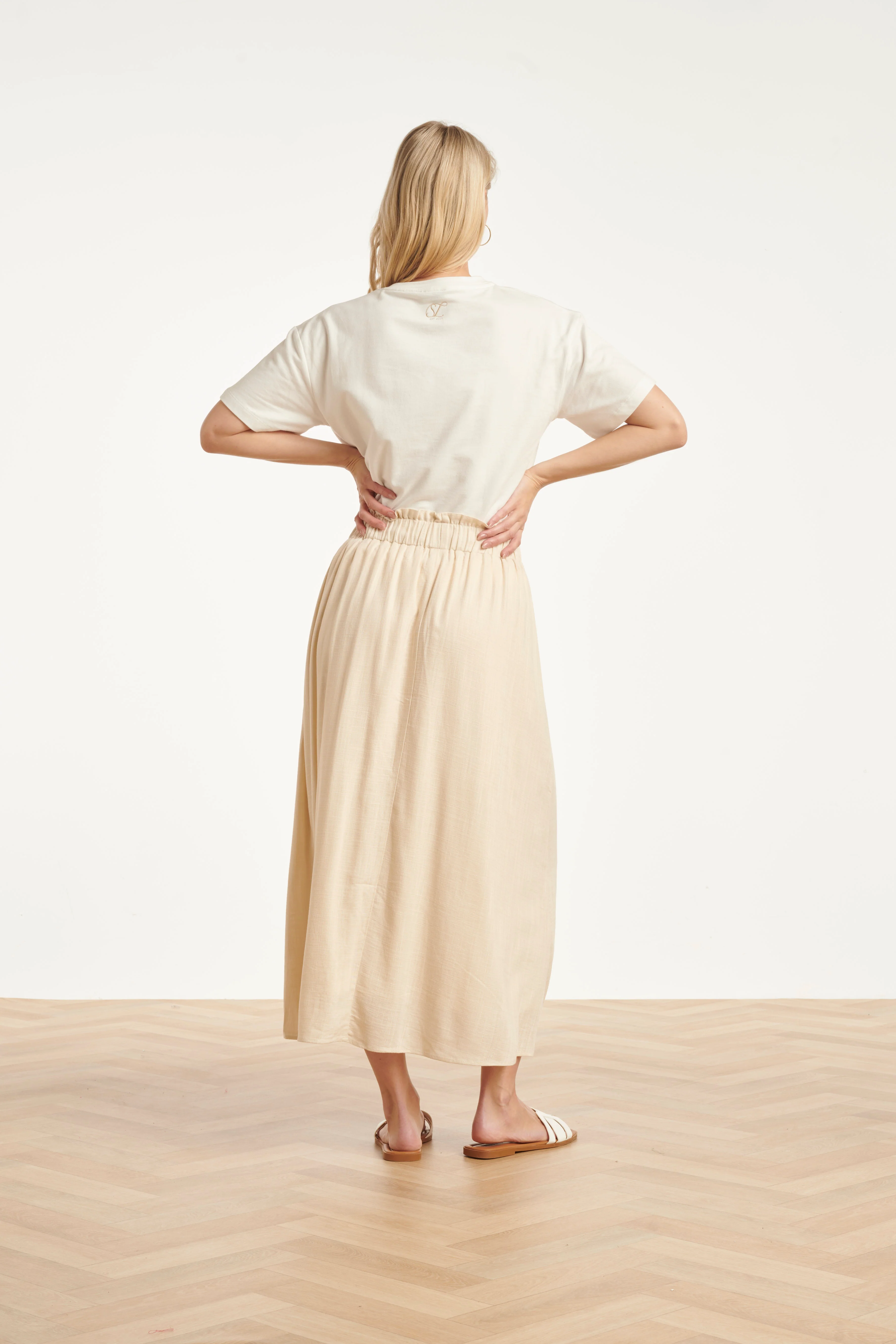 Dames T-Shirt Met Borduurdetail En Hartvormige Accenten | Off White - Sand - Image 11