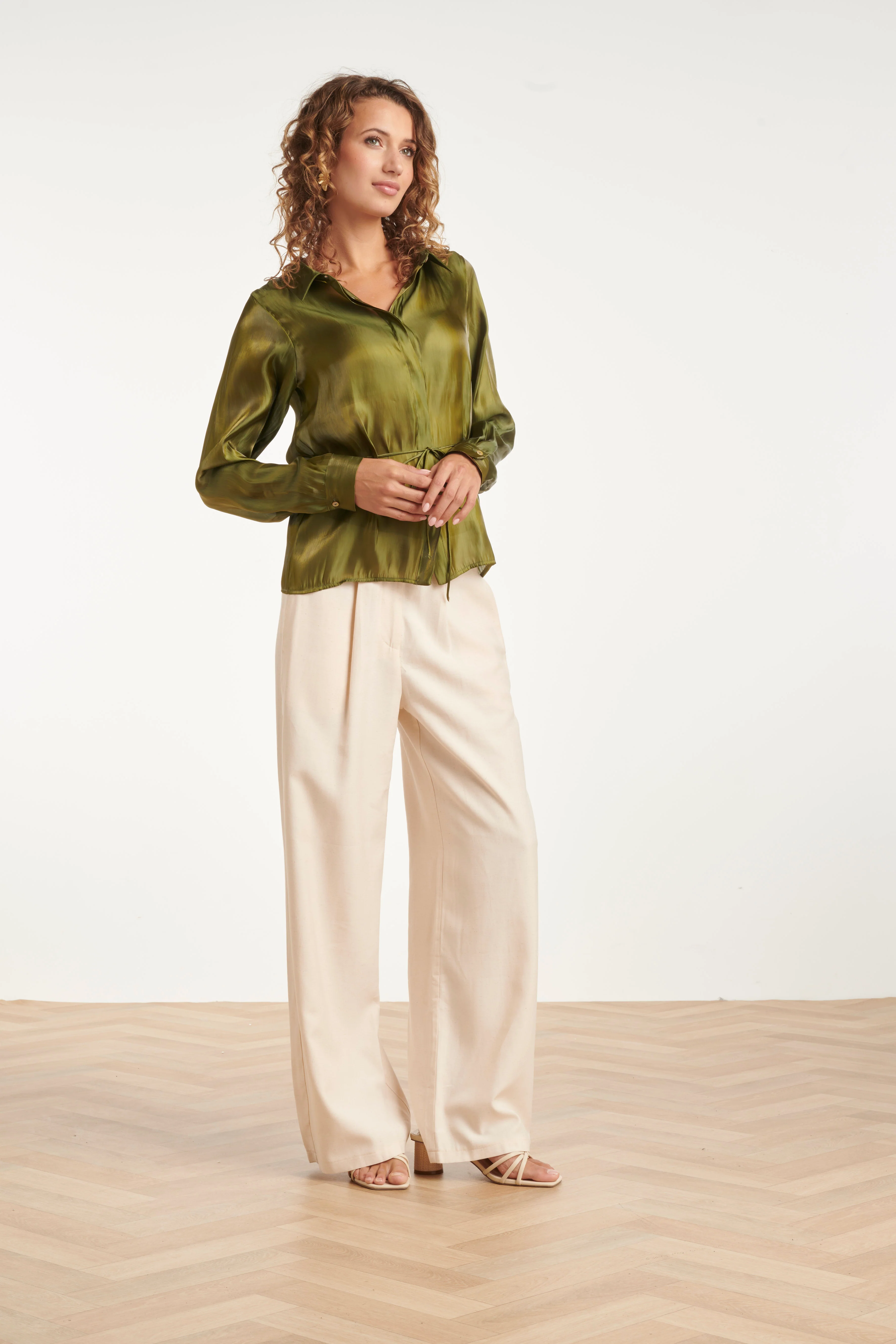 Getailleerde Blouse Met Glanseffect | Army - Image 3