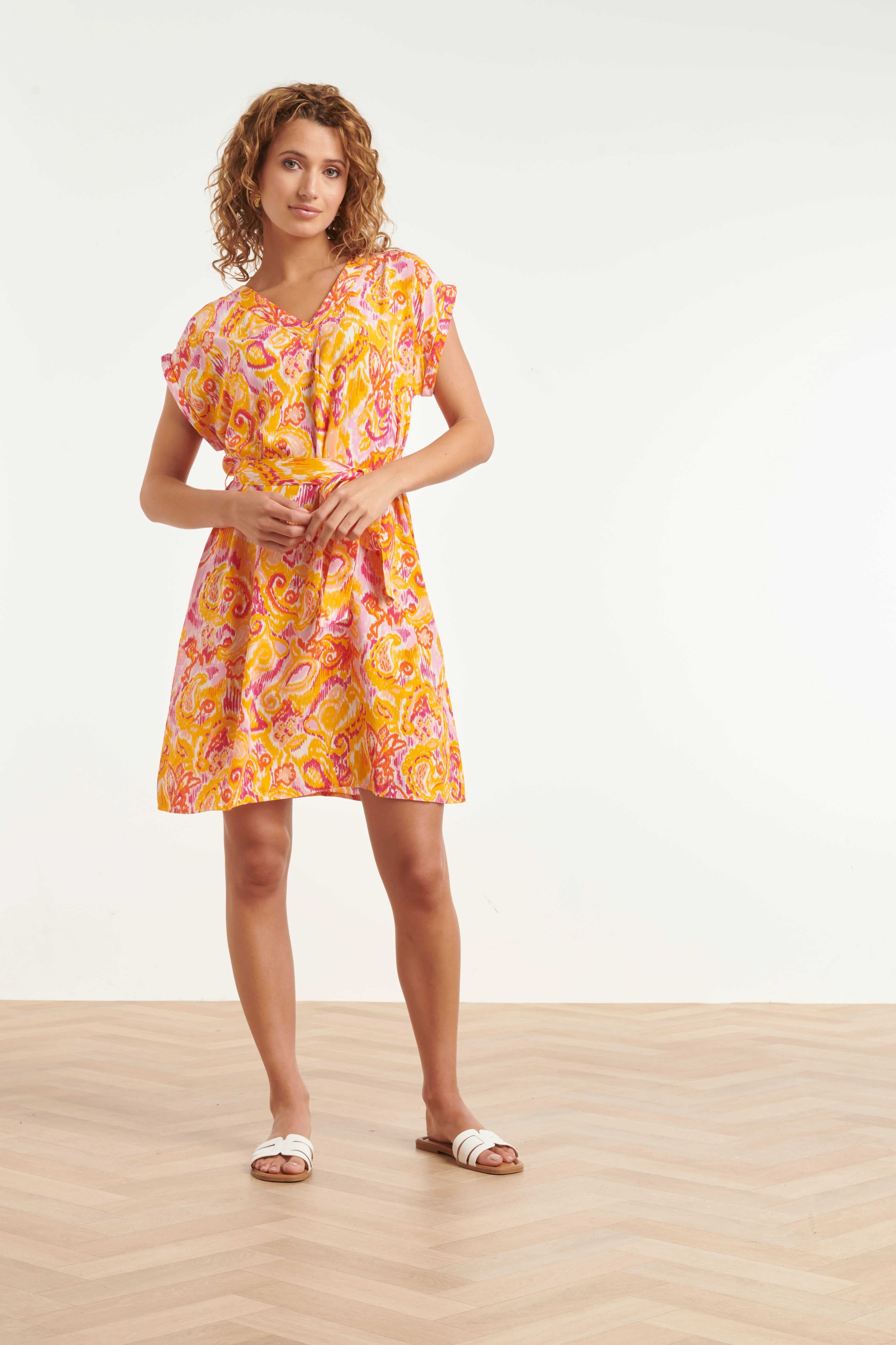 Korte Jurk Met Ceintuur En Oranje-Roze Paisley Print | Muticolour - Image 3