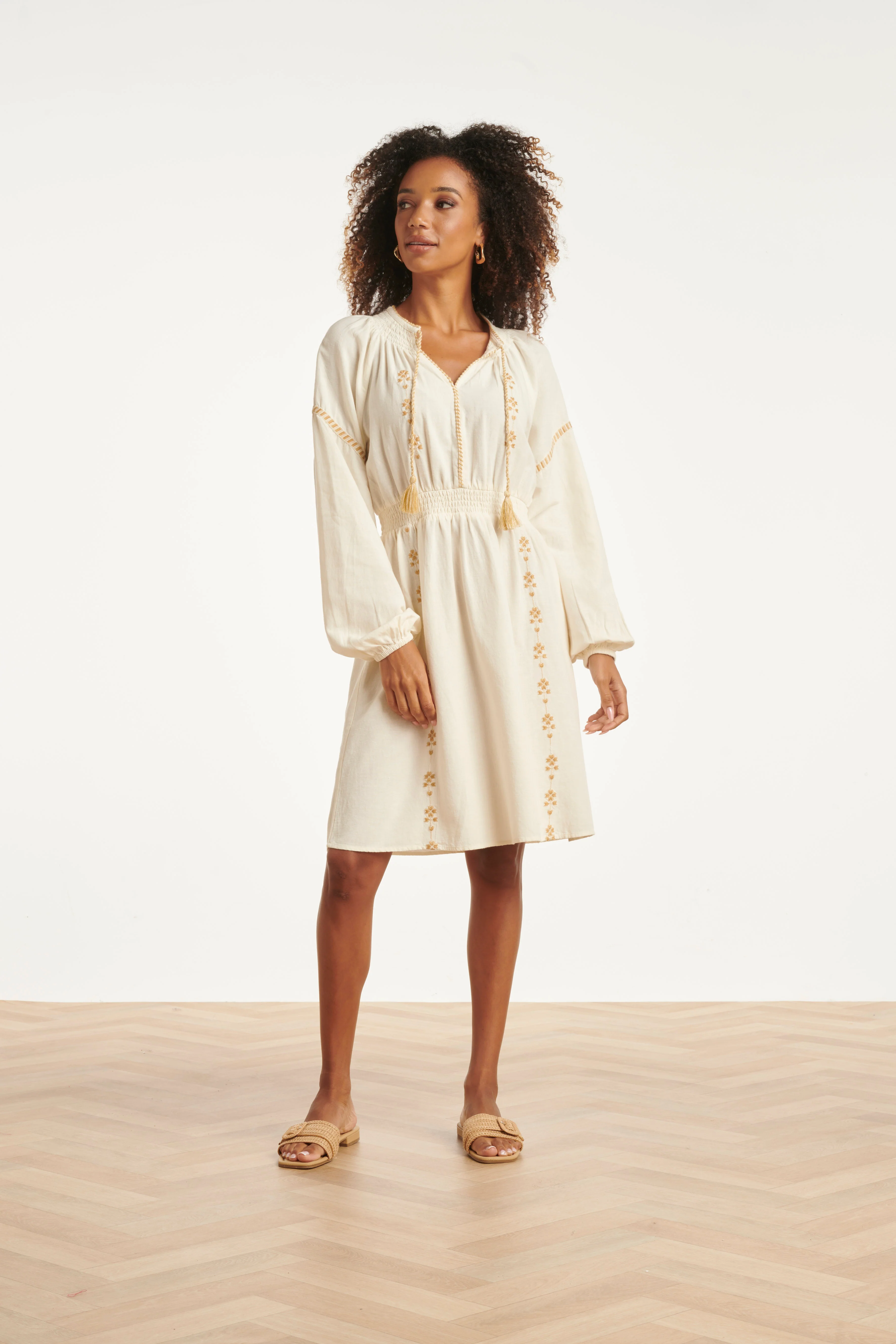 Off White Jurk Met Gouden Borduursels En Taille Elastiek | Off White - Sand - Image 6