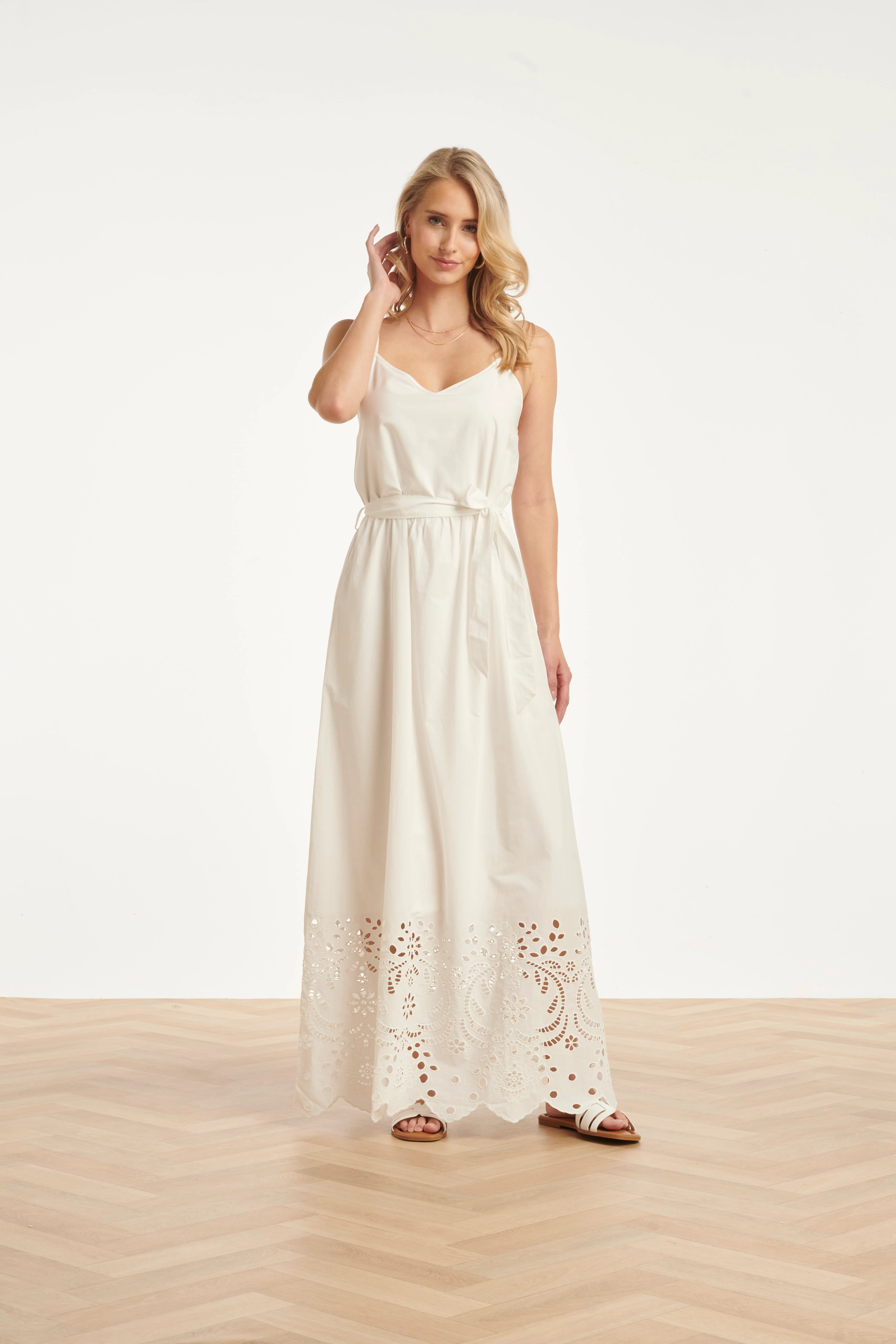 Off White Maxi Jurk Met Broderie En Ceintuur | White