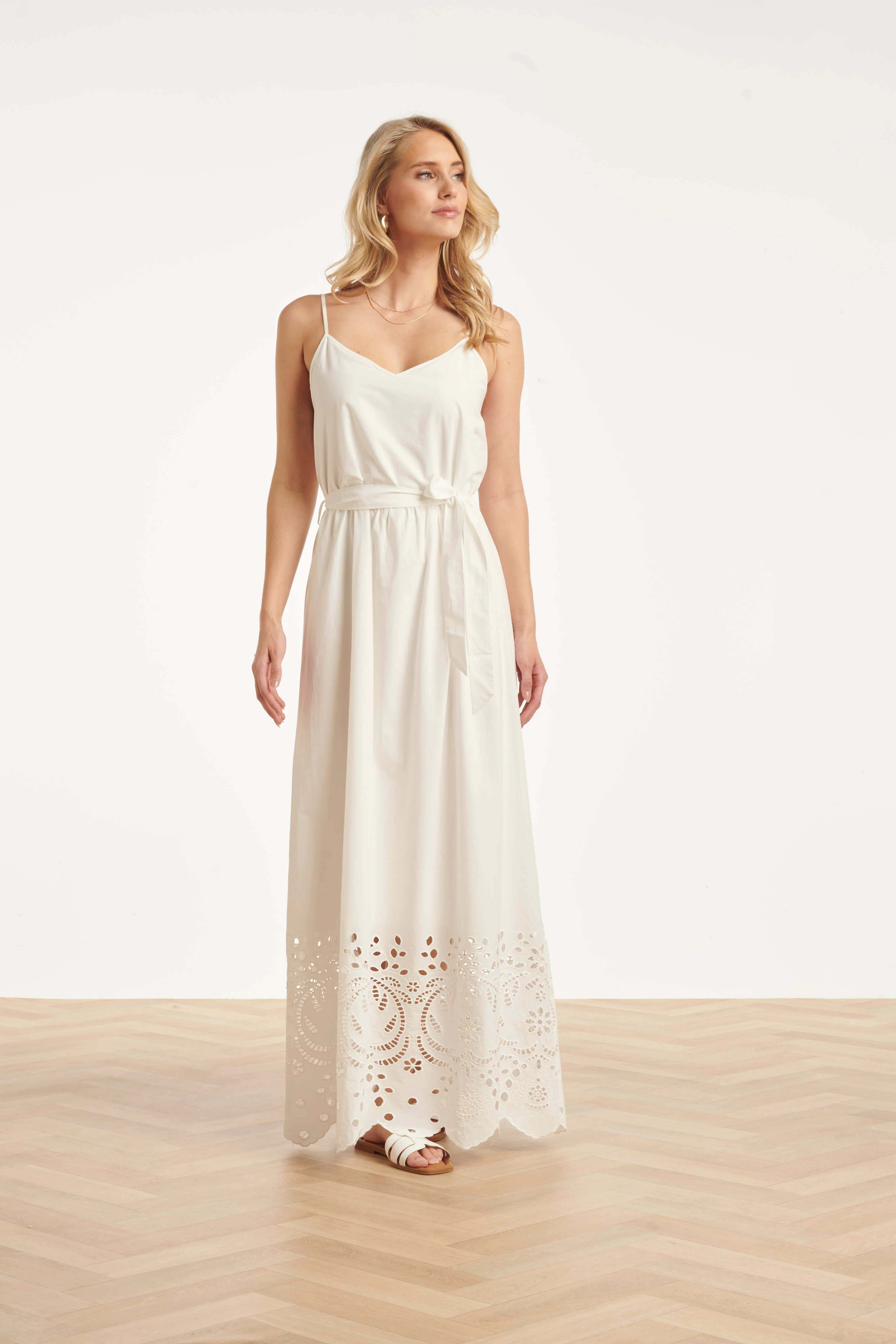 Off White Maxi Jurk Met Broderie En Ceintuur | White - Image 6