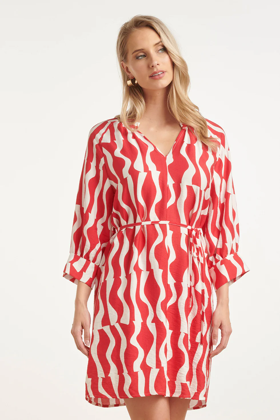 V Hals Jurk Met Rode Golvende Print En Ceintuur | Red - White - Image 4