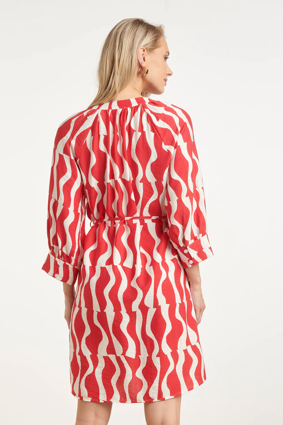 V Hals Jurk Met Rode Golvende Print En Ceintuur | Red - White - Image 6